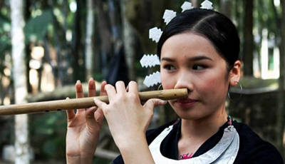 黎族少女吹奏鼻簫