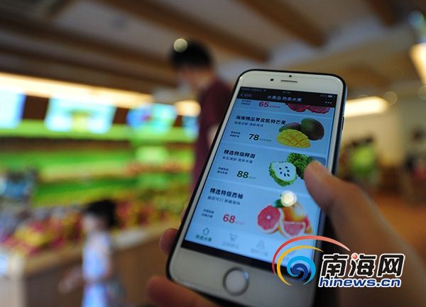 顧客在水果島大東海專營店掃瞄水果島的二維碼
