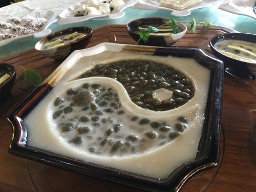 太極盛器型雞屎藤粿仔湯，寓意驅(qū)邪永健