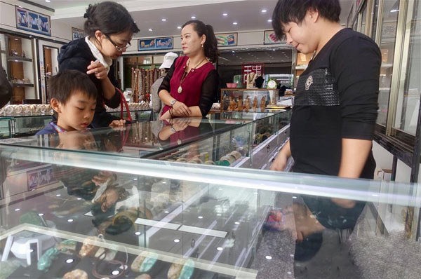 海南省瓊海市潭門鎮工藝品店里的硨磲及珊瑚制品被下架